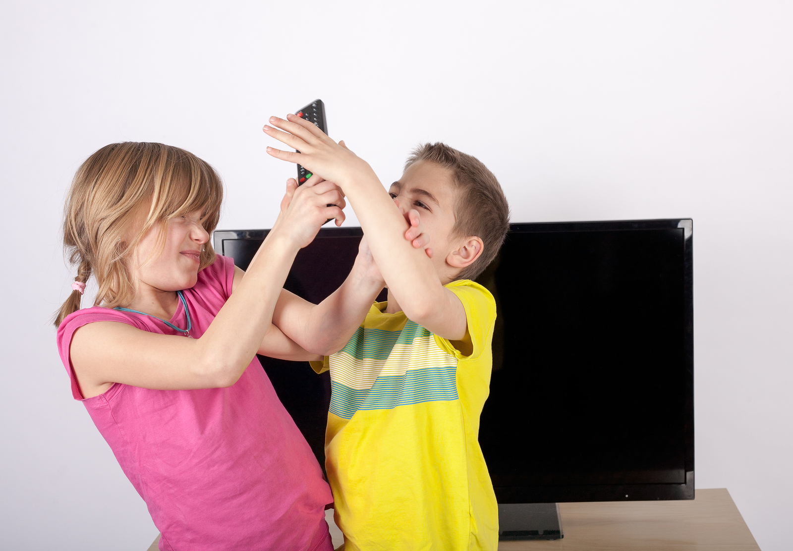 Мальчик закрыл сестренку. Дети дерутся за пульт. Дети спорят из-за игрушки. Брат и сестра ругаются. Ребенок с пультом от телевизора.