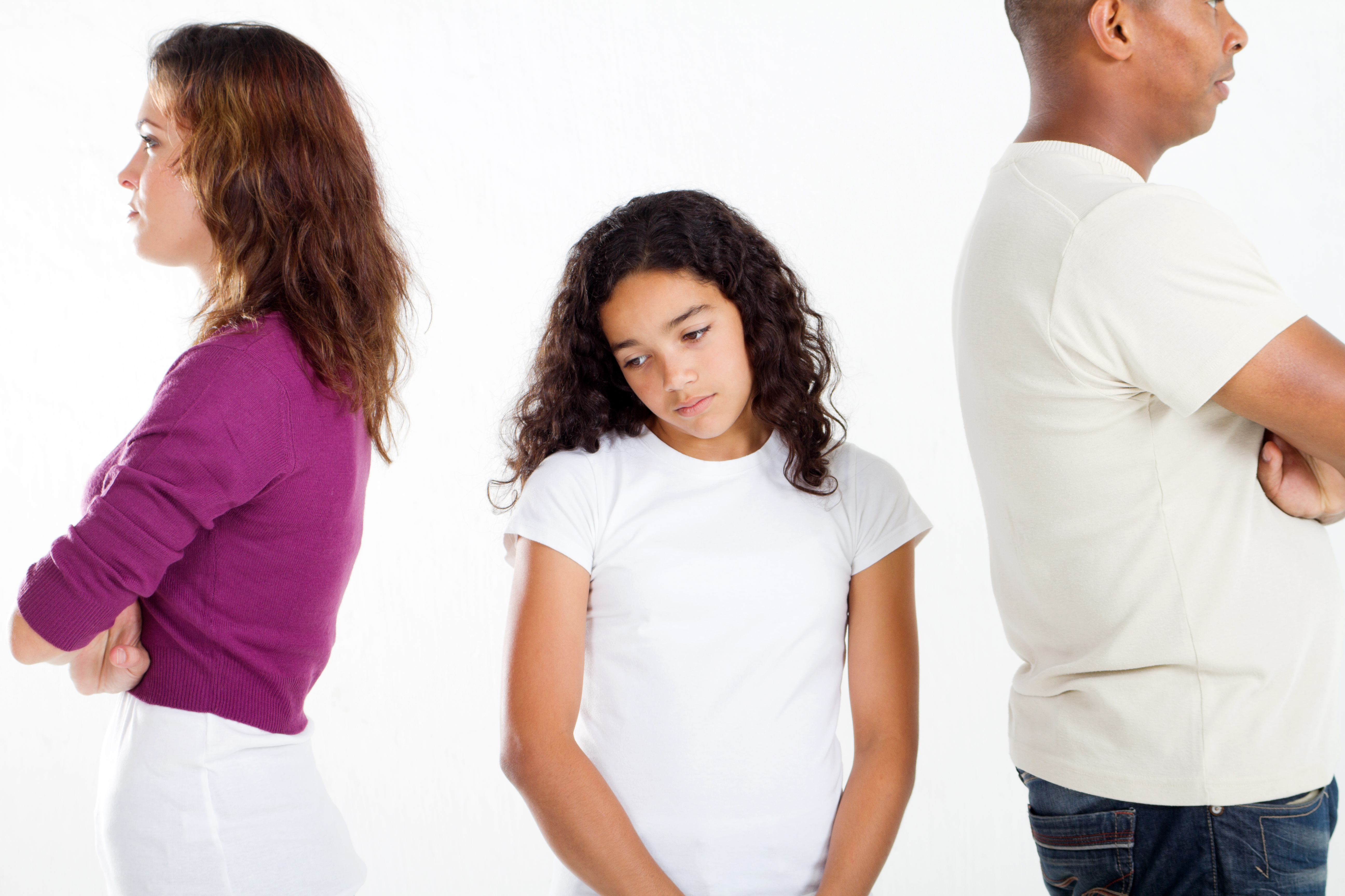 Развод родителей с 2 детьми. Ссора родителей и детей. Конфликт между родителями и детьми. Недопонимание родителей и детей. Семейные конфликты.